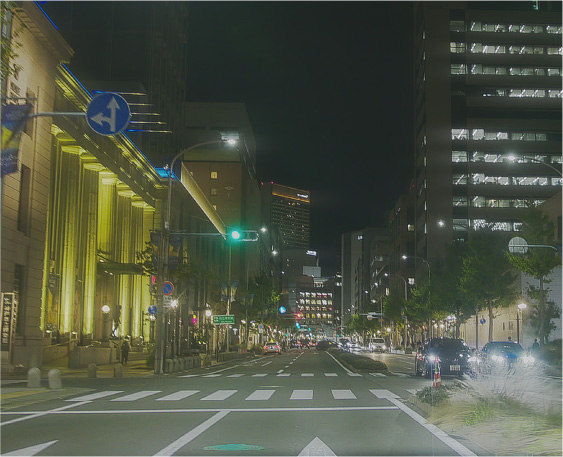 一般的なレンズでの夜間の道路の見え方