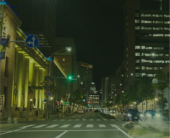 キャリアカラーレンズでの夜間の道路の見え方