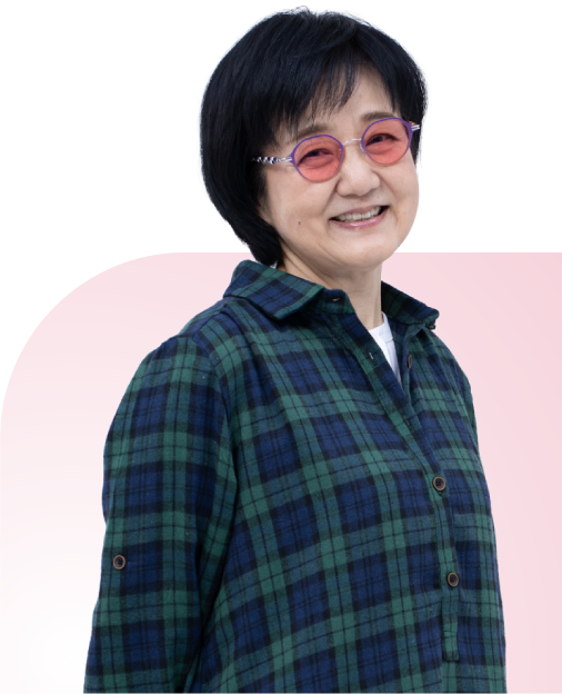 ピンクレンズを掛けたモデル