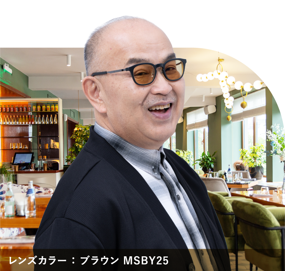 ブラウンのカラーレンズ（ブラウン MSBY25）を掛けたモデル