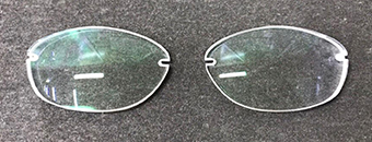 メガネフレームの形にあわせて削られたメガネレンズ